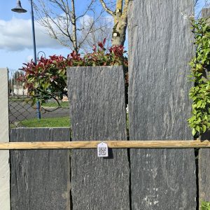 Palis en schiste avec deux extrémités sciées et bords bruts